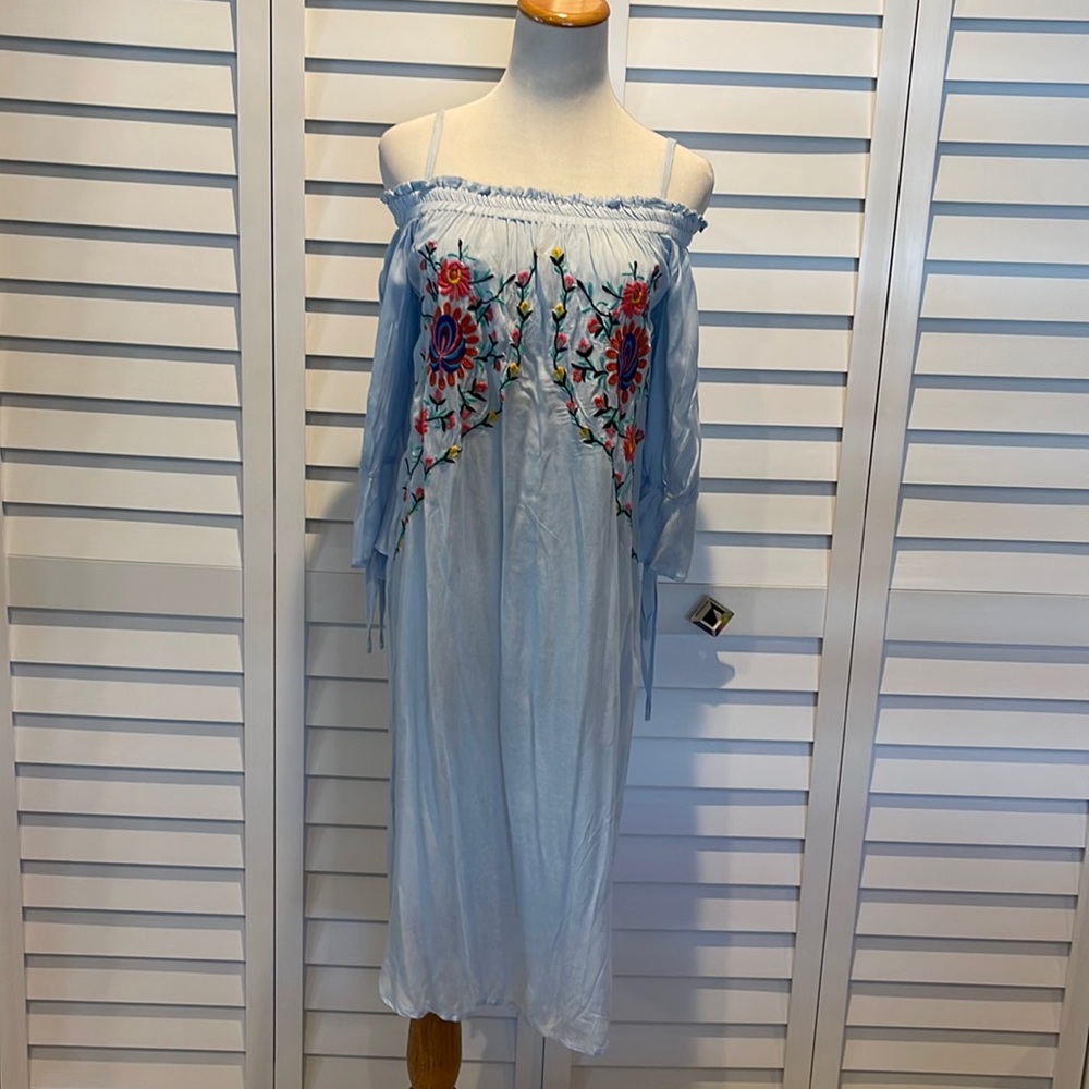 True Destiny NWT Embroidered MIDI Boho Blue Dress off the shoulder with straps.